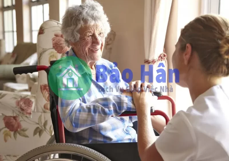 Những lưu ý khi sử dụng dịch vụ chăm sóc người già tại nhà TPHCM